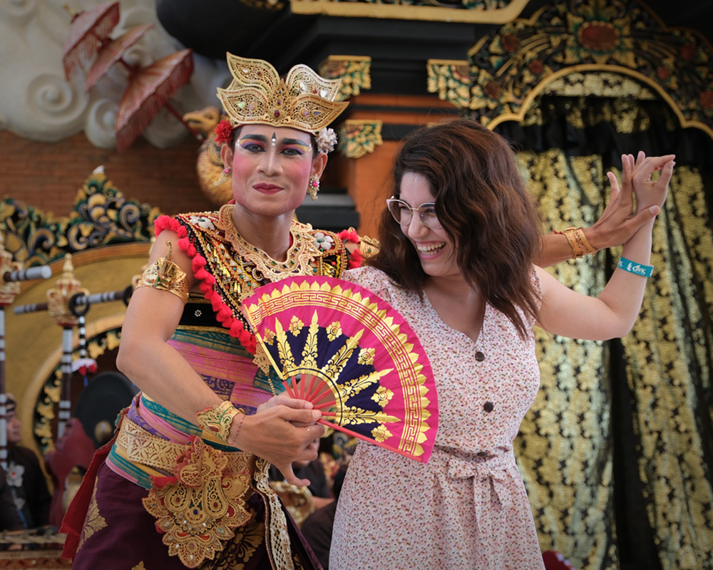 Interaksi antara pengunjung dan penari Tari Kebyar Duduk di Garuda Wisnu Kencana Cultural Park