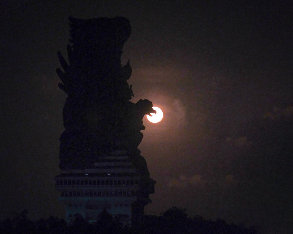 Patung Garuda Wisnu Kencana - Bulan di paruh sang Garuda
