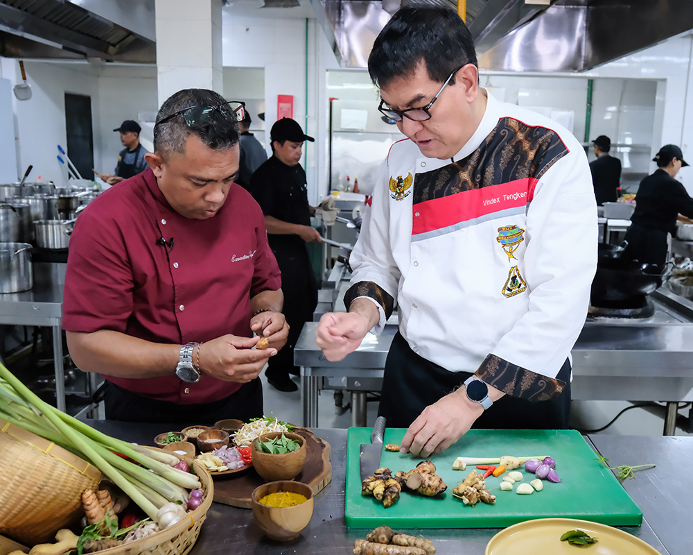 Chef Thony & Chef Vindex memasak di dapur Jendela Bali Restaurant