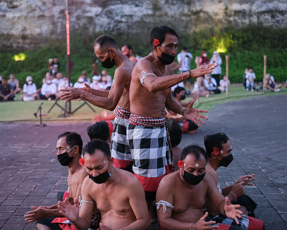 Para Penari Tari Kecak Garuda Wisnu Kencana di Lotus Pond