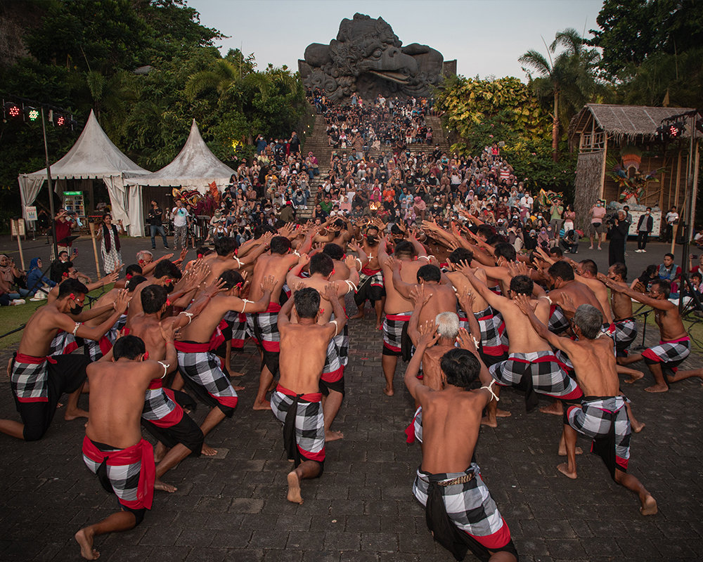 Para Penari Tari Kecak Garuda Wisnu Kencana di Lotus Pond