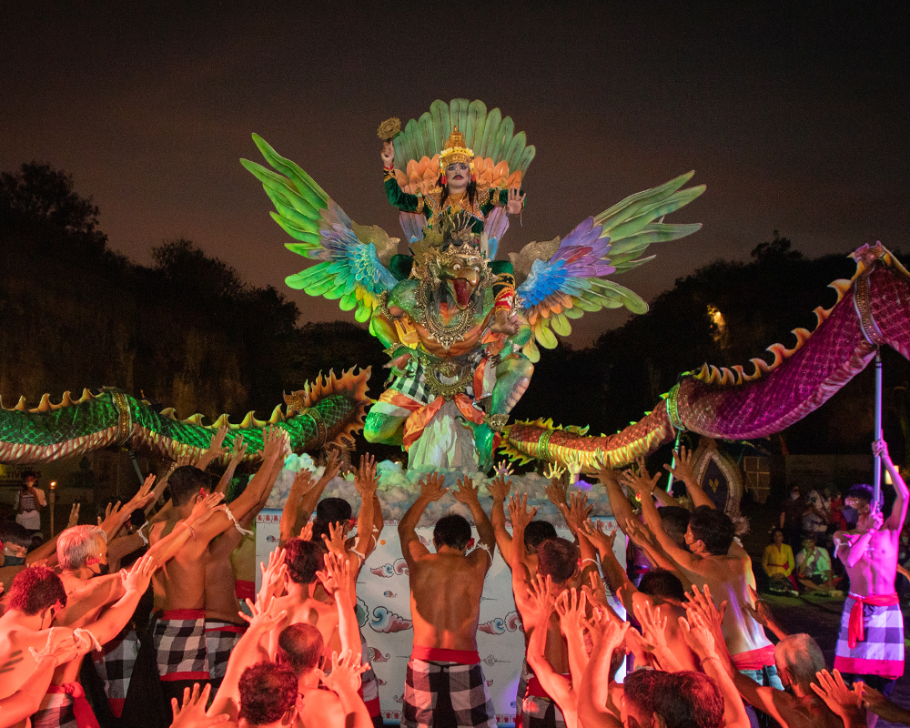 Tari Kecak Garuda Wisnu Kencana kolaborasi dengan ogoh-ogoh