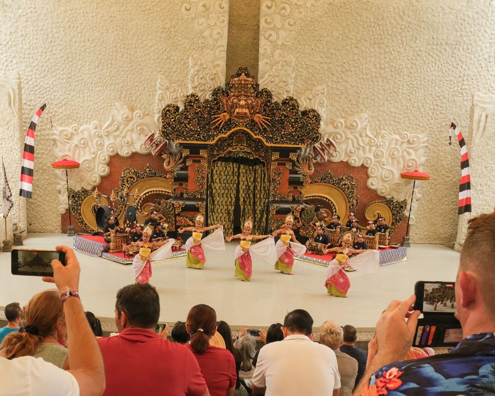 Pertunjukan Kesenian Bali di Garuda Wisnu Kencana Cultural Park