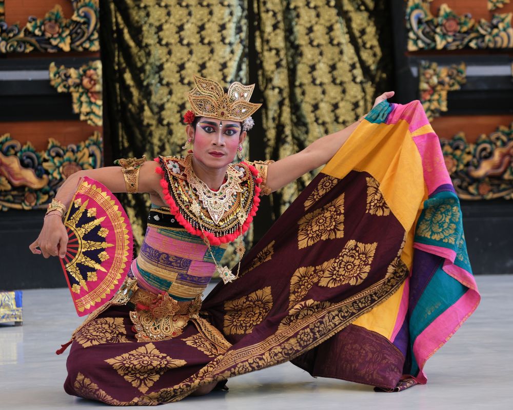 Kostum Penari Pria Tari Oleg Tamulilingan di Amphiteater GWK Cultural Park