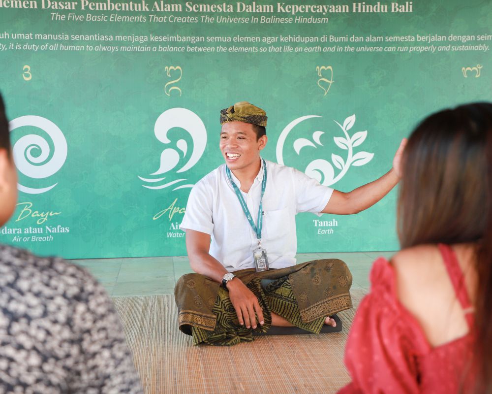 Mendengarkan kisah tentang terbentuknya alam semesta dalam kepercayaan Hindu Bali