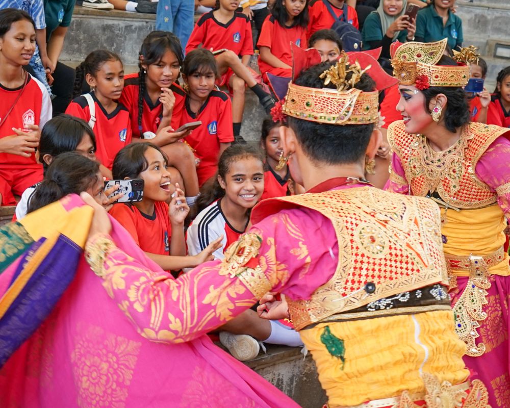 Para Siswa/i Sekolah Dasar menonton Pertunjukan Kesenian Bali