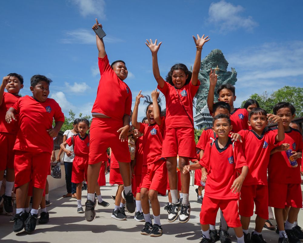 Para Siswa/i Sekolah Dasar berfoto bersama di Titian Garuda