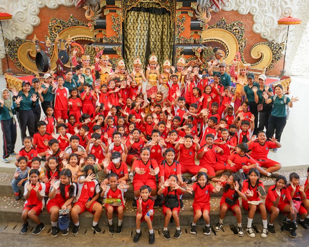 Para Siswa/i Sekolah Dasar di Amphitheater GWK