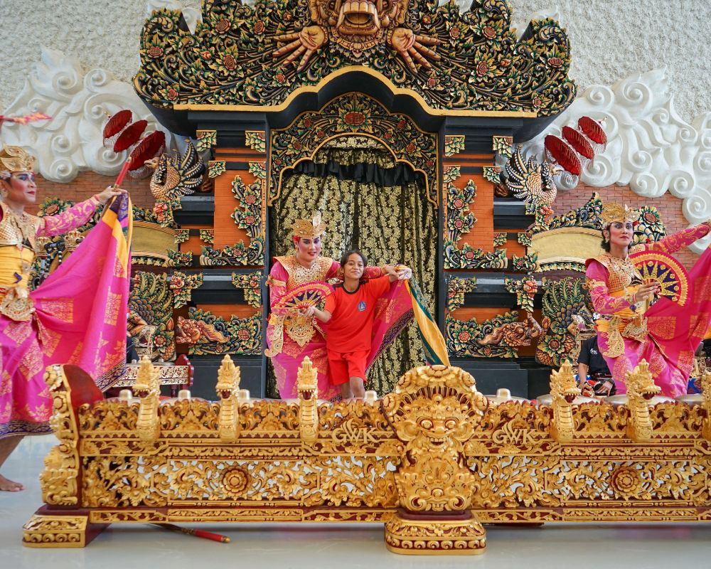Siswi Sekolah Dasar mempelajari seni tari Bali