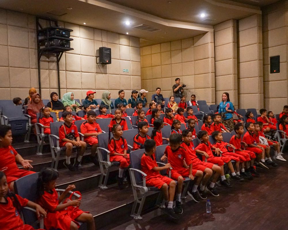 Para Siswa/i Sekolah Dasar menonton film animasi Garuda Cilik di Garuda Sineloka