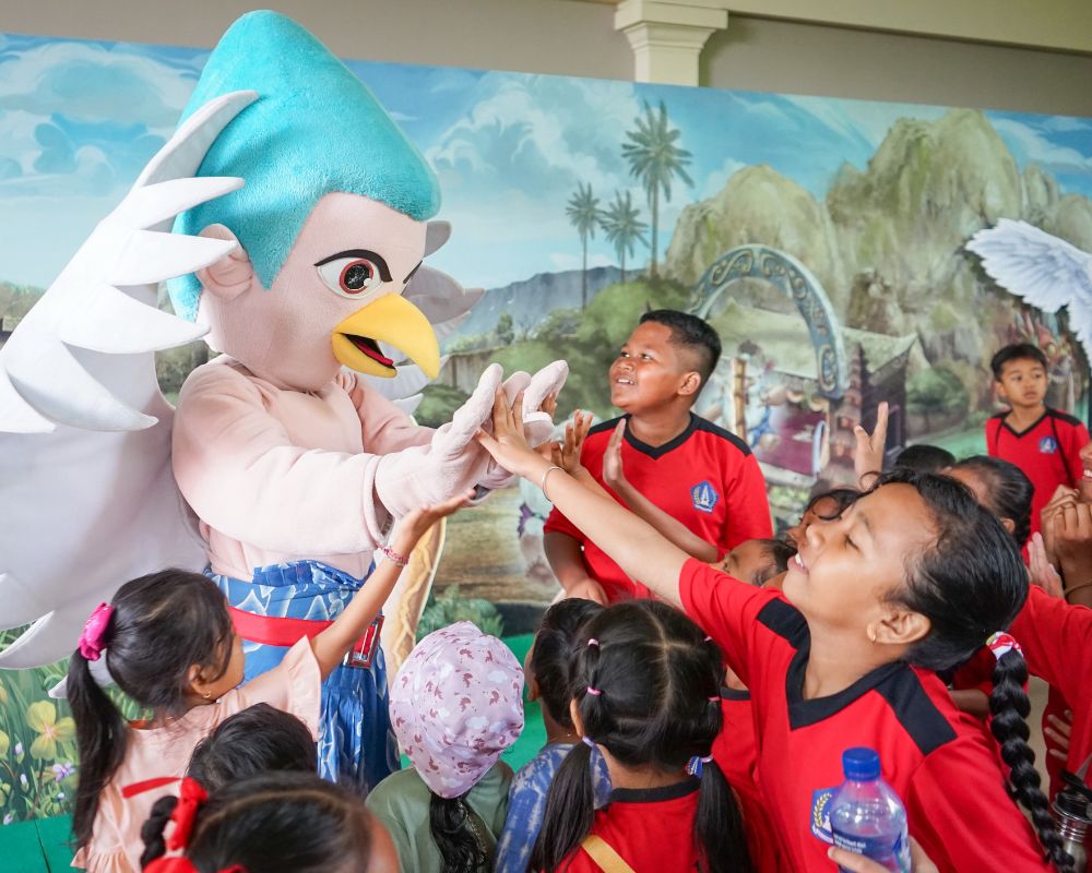 Para Siswa/i Sekolah Dasar bersama Gacil