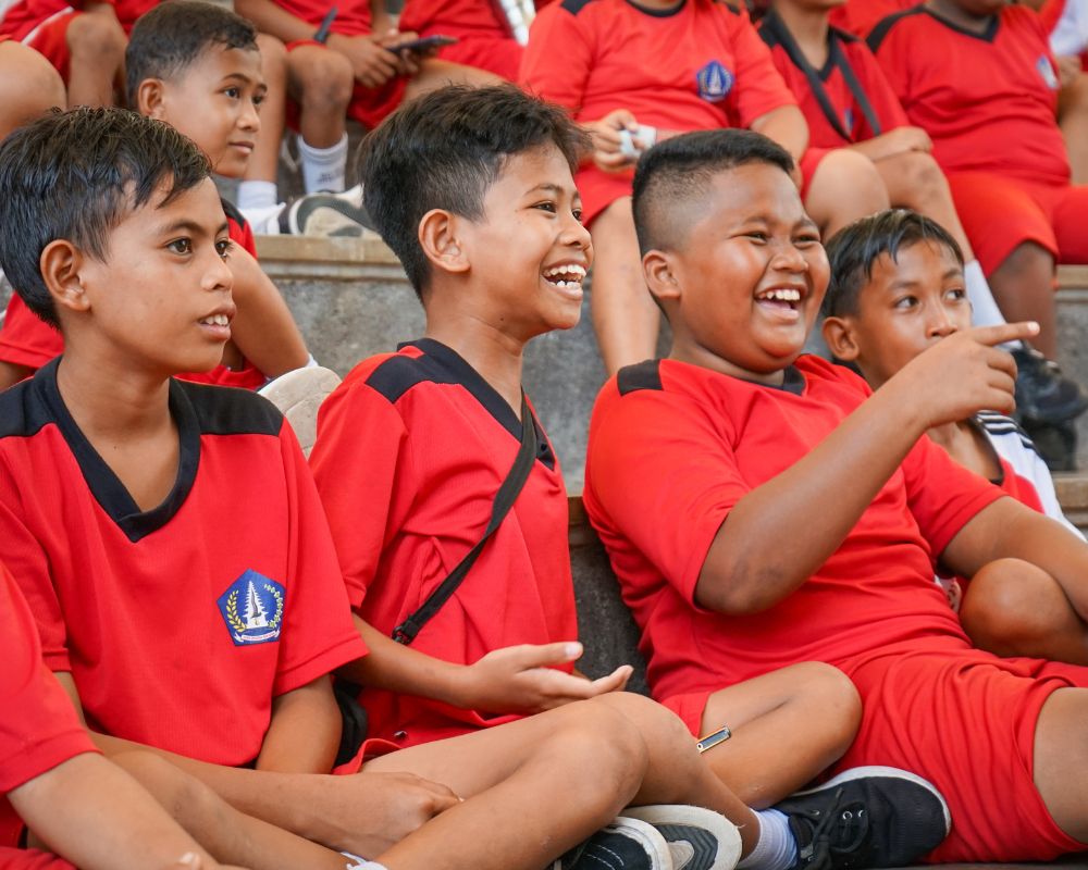 Para Siswa/i Sekolah Dasar menonton Pertunjukan Kesenian Bali