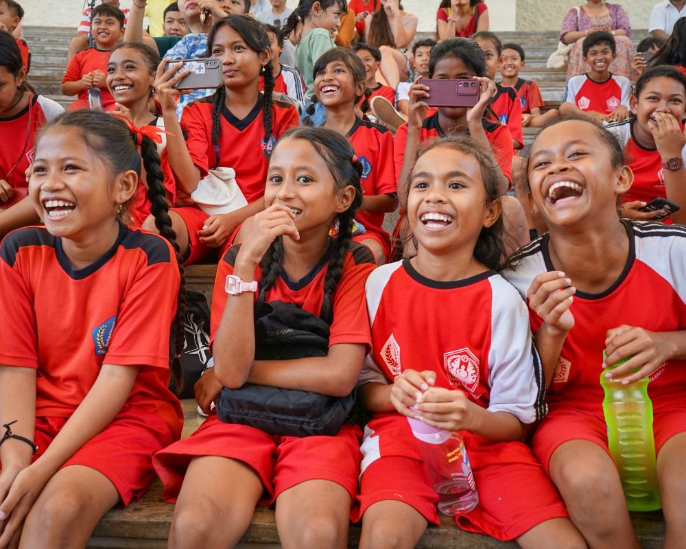 Para Siswa/i Sekolah Dasar menonton Pertunjukan Kesenian Bali