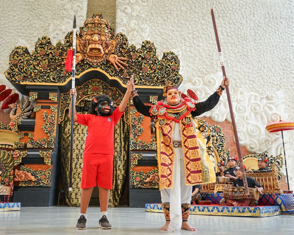 Para Siswa/i Sekolah Dasar menonton Pertunjukan Kesenian Bali