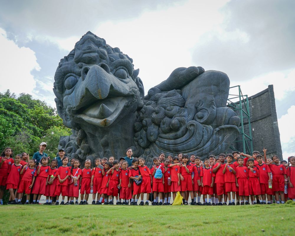 Para Siswa/i Sekolah Dasar di Plaza Garuda, GWK Cultural Park pada 26 Maret 2024