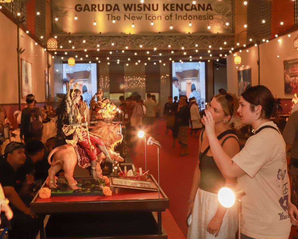 Pengunjung mengabadikan foto karya seni Ogoh-Ogoh