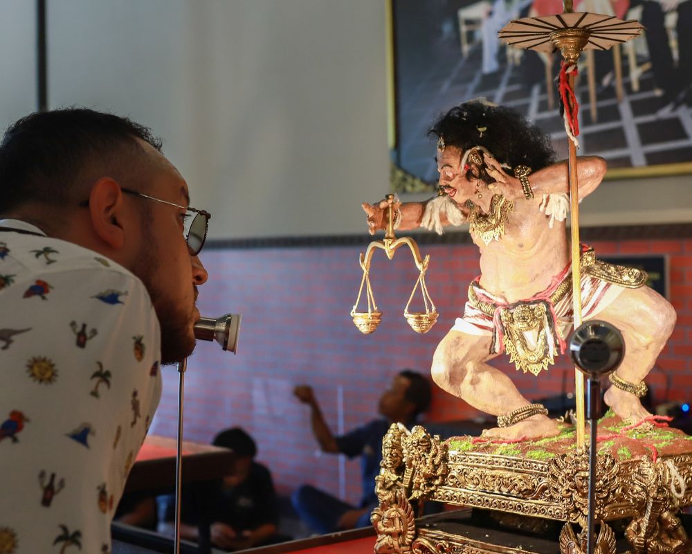 Salah satu pengunjung yang mengamati karya seni Ogoh-Ogoh