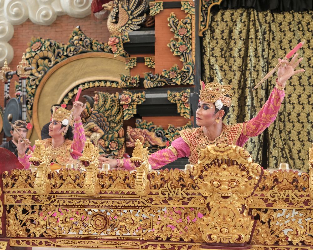 Para Penari GWK menarikan Kebyar Terompong di Amhitheater GWK Cultural Park