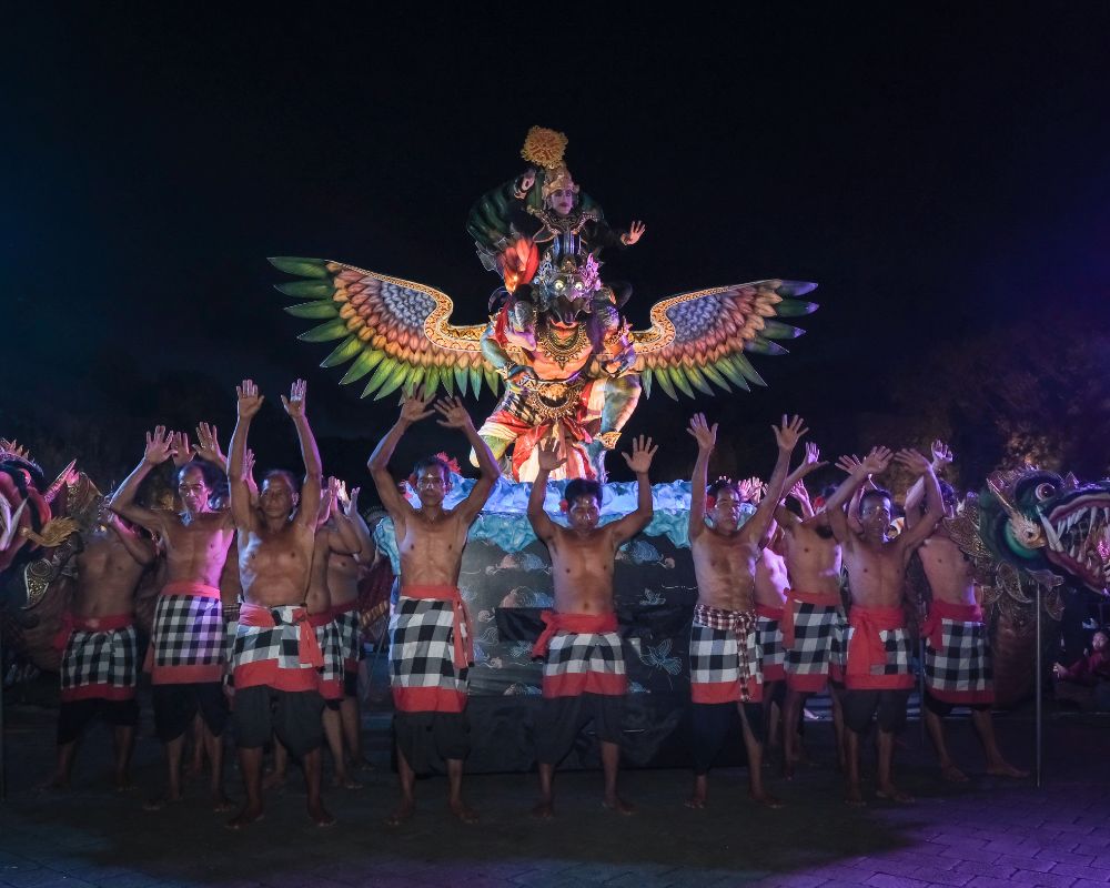 Pertunjukan Tari Kecak Garuda Wisnu di Lotus Pond