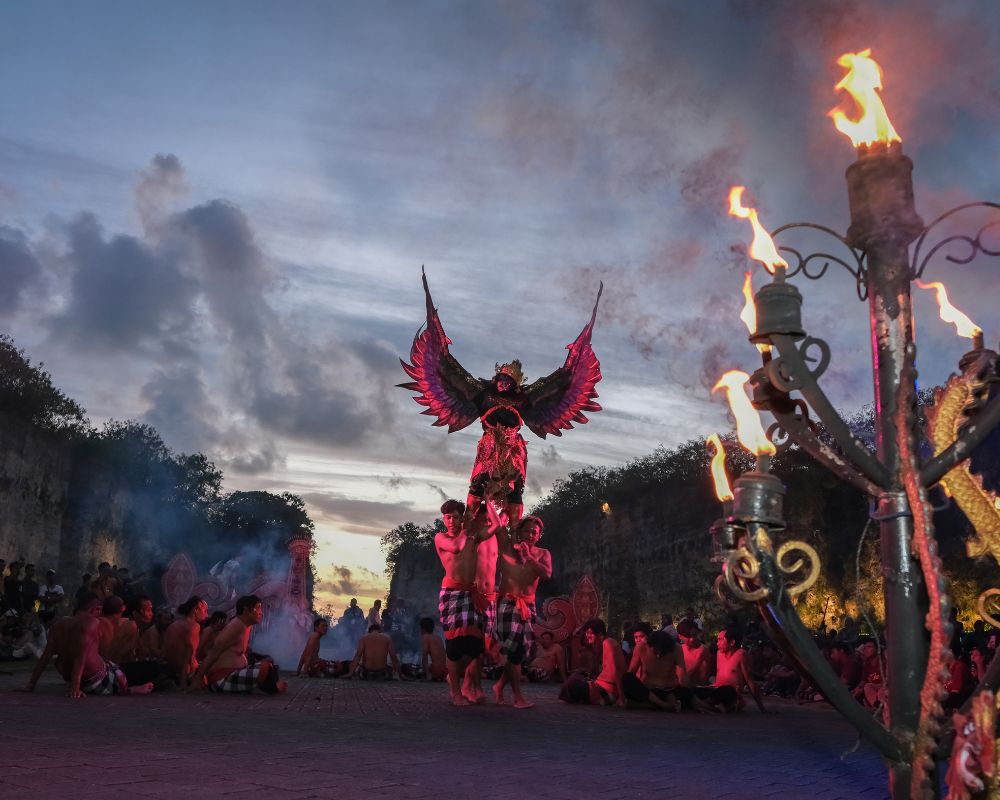 Pertunjukan Tari Kecak Garuda Wisnu di Lotus Pond