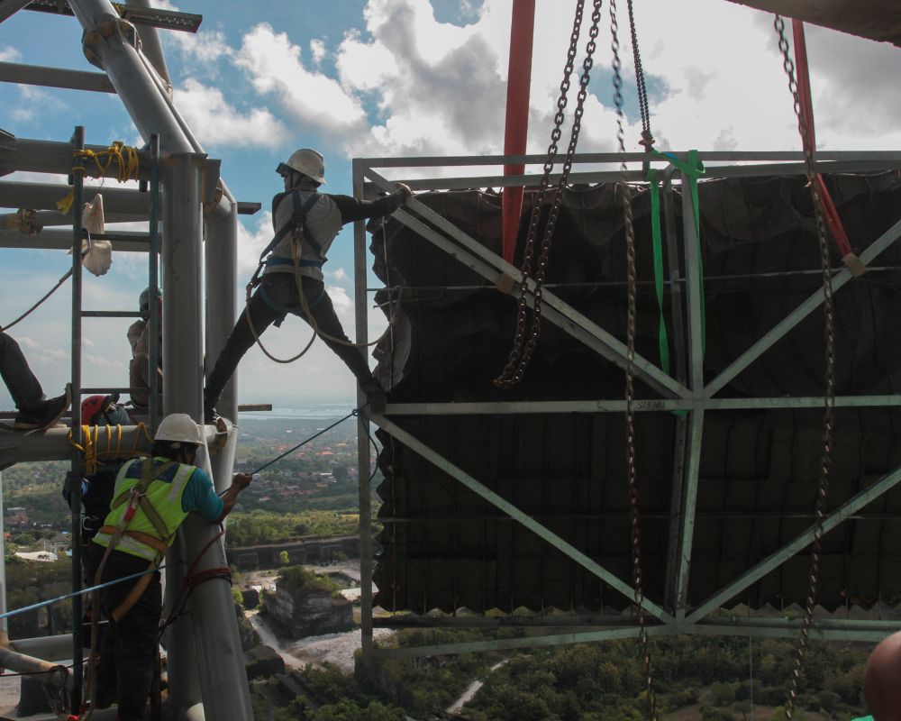 Proses pemasangan kulit modul Patung GWK