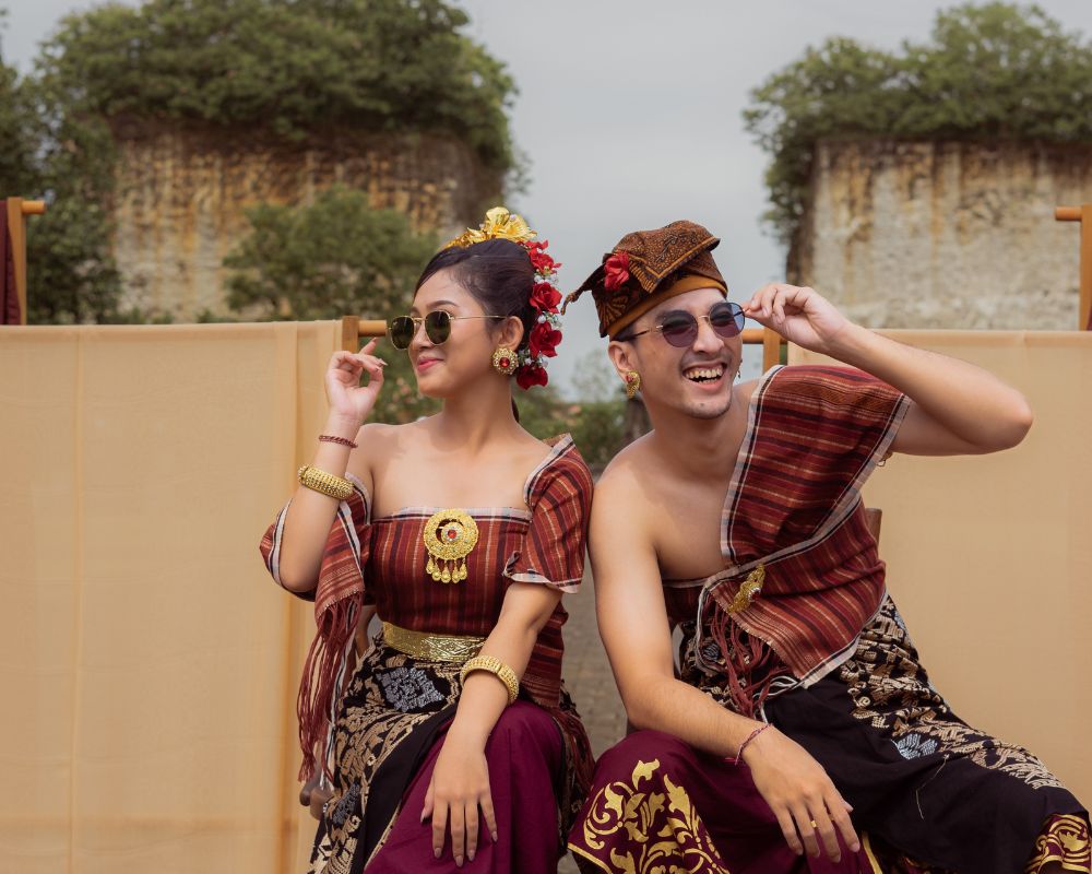 Foto prewedding mengenakan pakaian adat Bali di Kencana Photo Studio