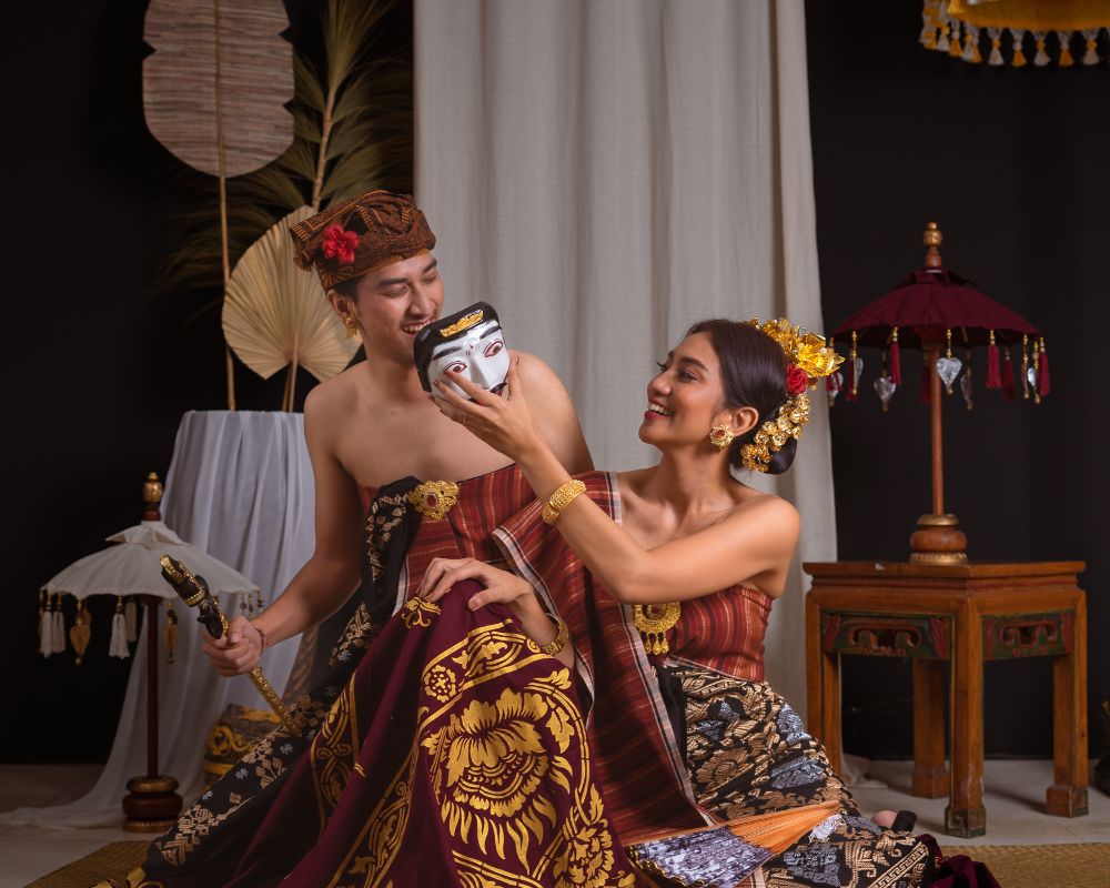 Foto prewedding mengenakan pakaian adat Bali di Kencana Photo Studio