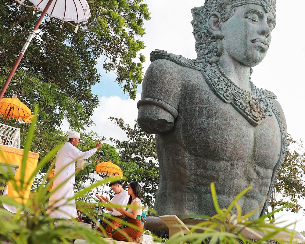 Menerapkan konsep klasik_ foto prewedding dengan tema aktivitas spiritual di Parahyangan Somaka Giri