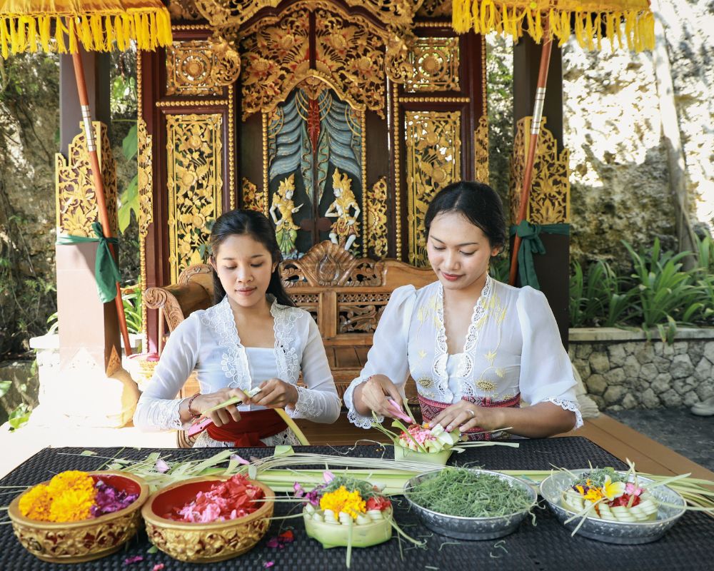 Visitors can learn how to craft canang, a traditional Balinese offerings, at Plaza Kura-Kura