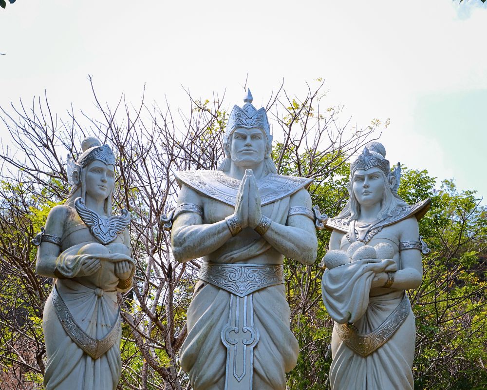 Patung Bhagawan Kashyapa bersama Dewi Kadru dan Dewi Winata yang menjadi awal Kisah Garuda di Plaza Bhagawan GWK Bali