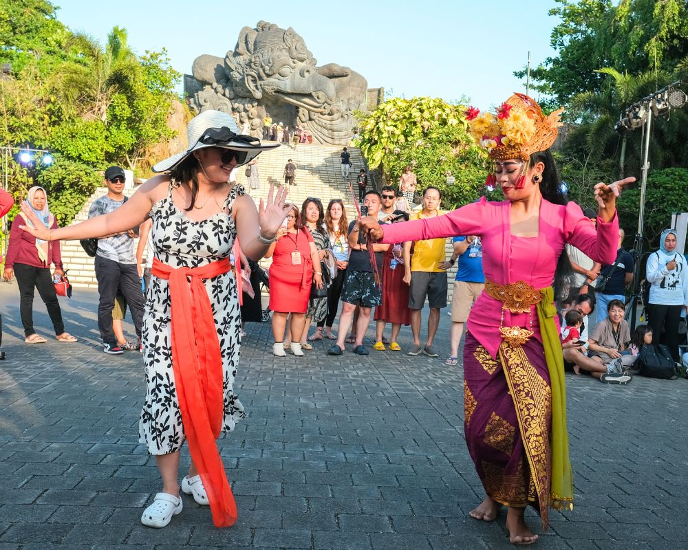 Penari Joged Bumbung GWK Bali mengajak penonton untuk menari bersama di Lotus Pond