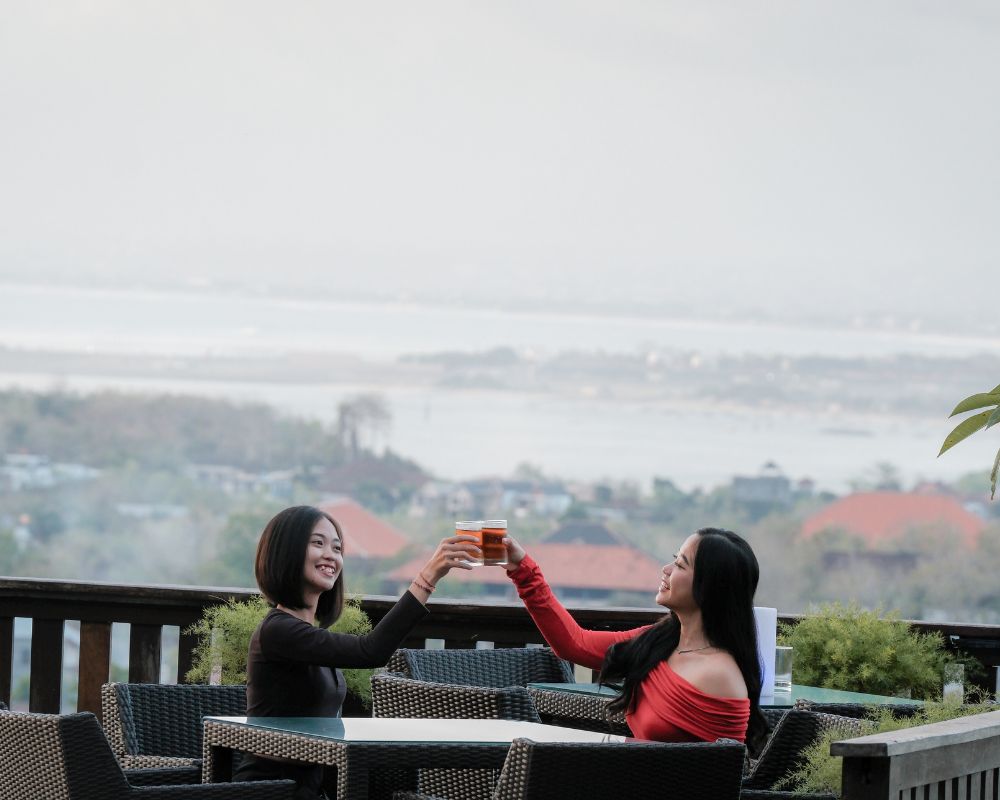 Duduk santai sambil menyesap segelas cocktail atau mocktail favorit di Jendela Bali Restaurant