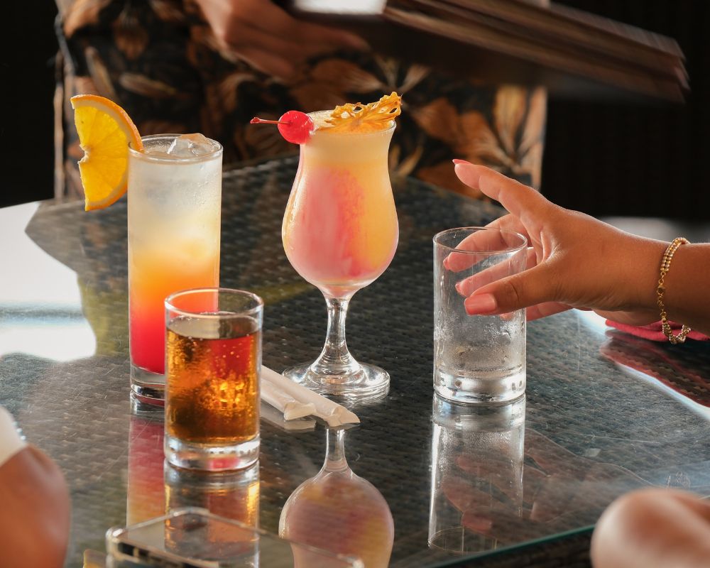 Duduk santai sambil menyesap segelas cocktail atau mocktail favorit di Jendela Bali Restaurant