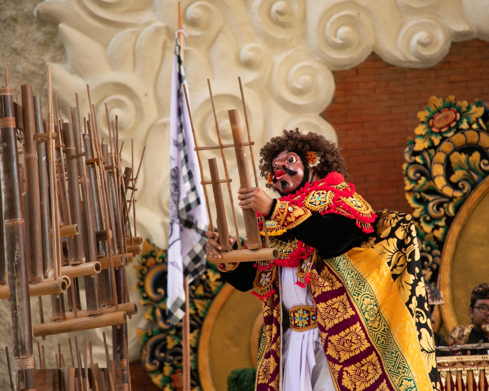 Bermain Angklung saat pertunjukan Kesenian Bali Topeng Monyer di GWK Bali