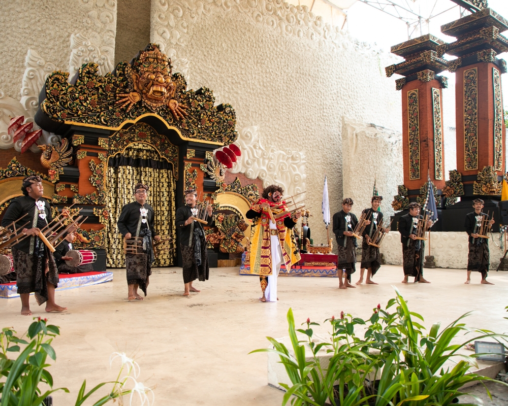 Bermain Angklung saat pertunjukan Kesenian Bali Topeng Monyer di GWK Bali