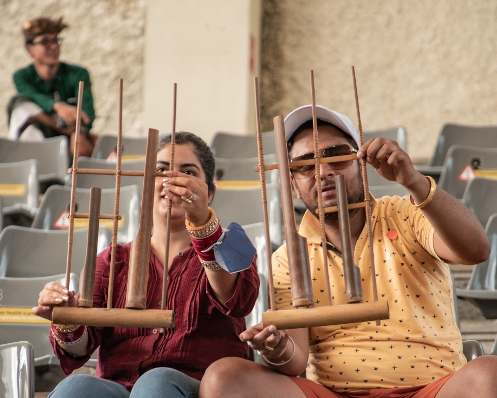 Bermain Angklung saat pertunjukan Kesenian Bali Topeng Monyer di GWK Bali