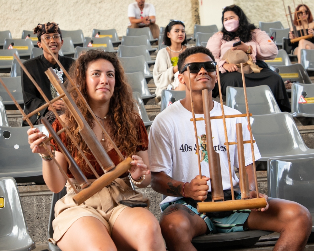 Bermain Angklung saat pertunjukan Kesenian Bali Topeng Monyer di GWK Bali