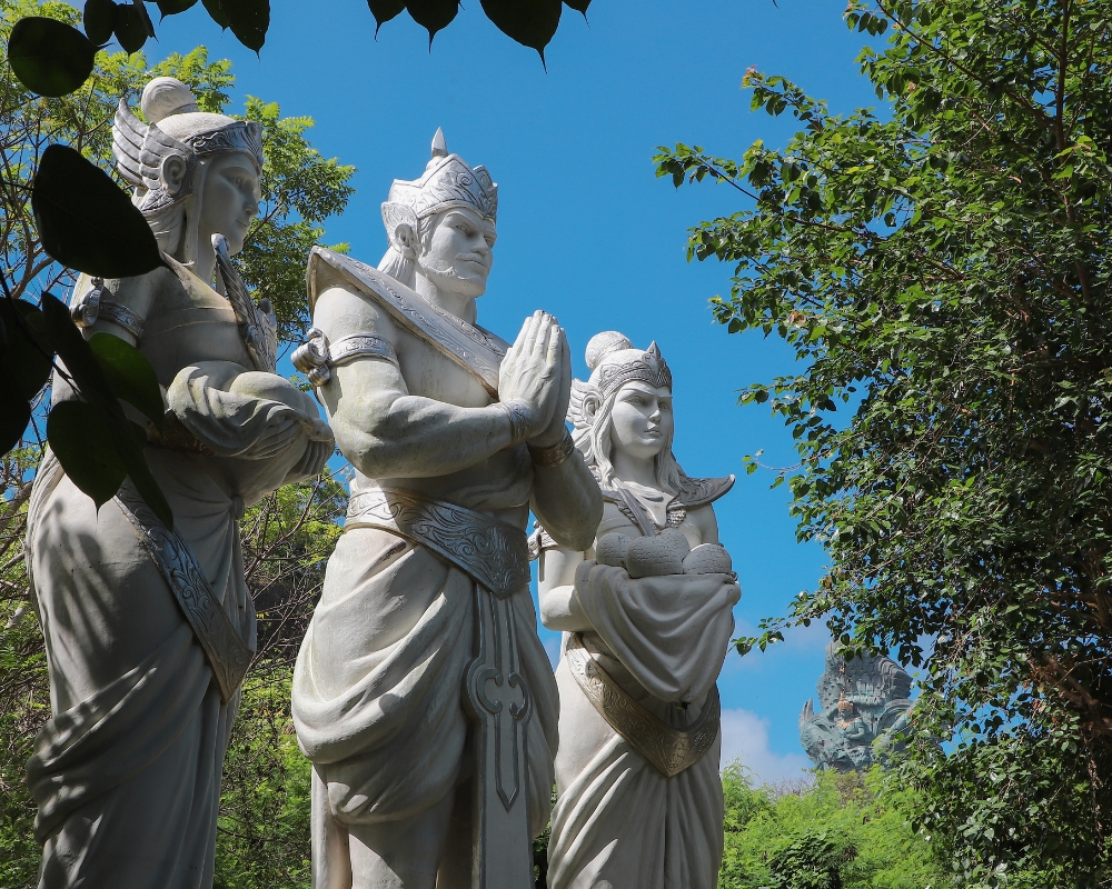 Patung Bhagawan Kashyapa, Dewi WInata, dan Dewi Kadru di Plaza Bhagawan GWK Cultural Park