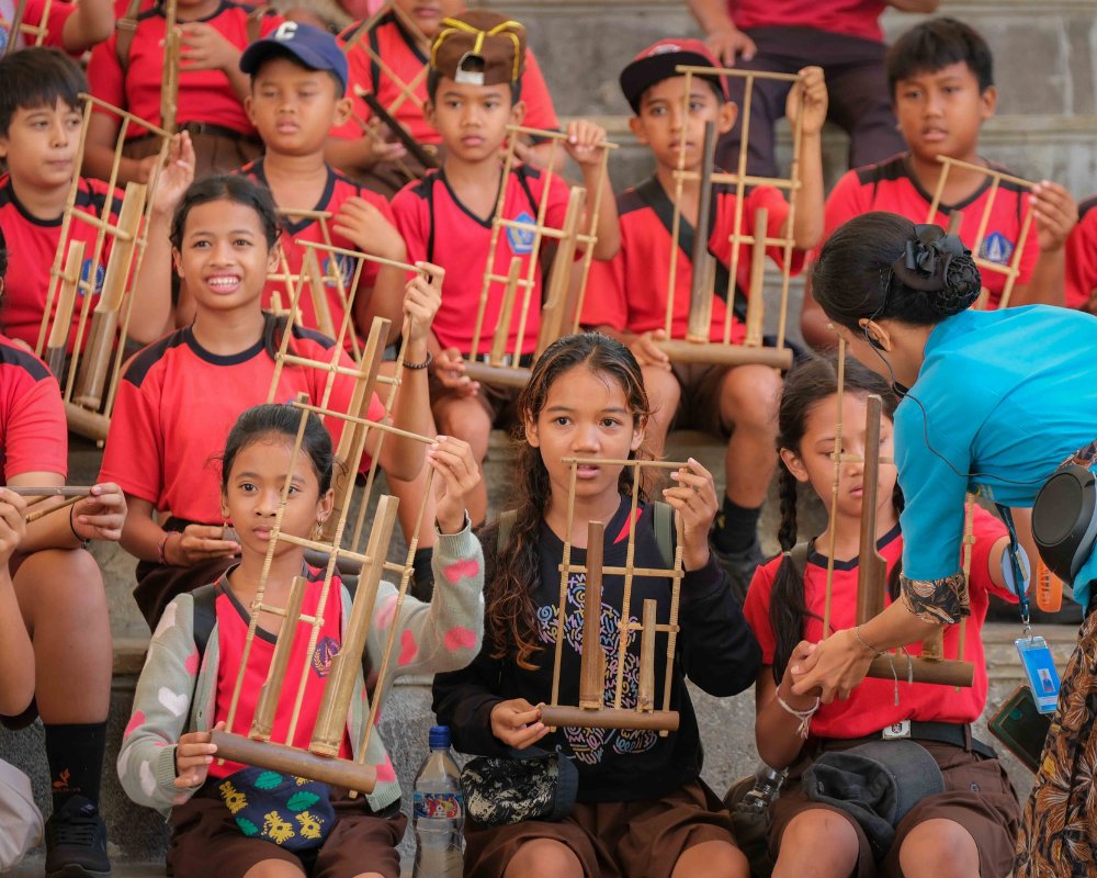Guru Pendamping Sekolah Dasar belajar memainkan alat musik Tradisional di Amphitheatre GWK Cultural Park (2)