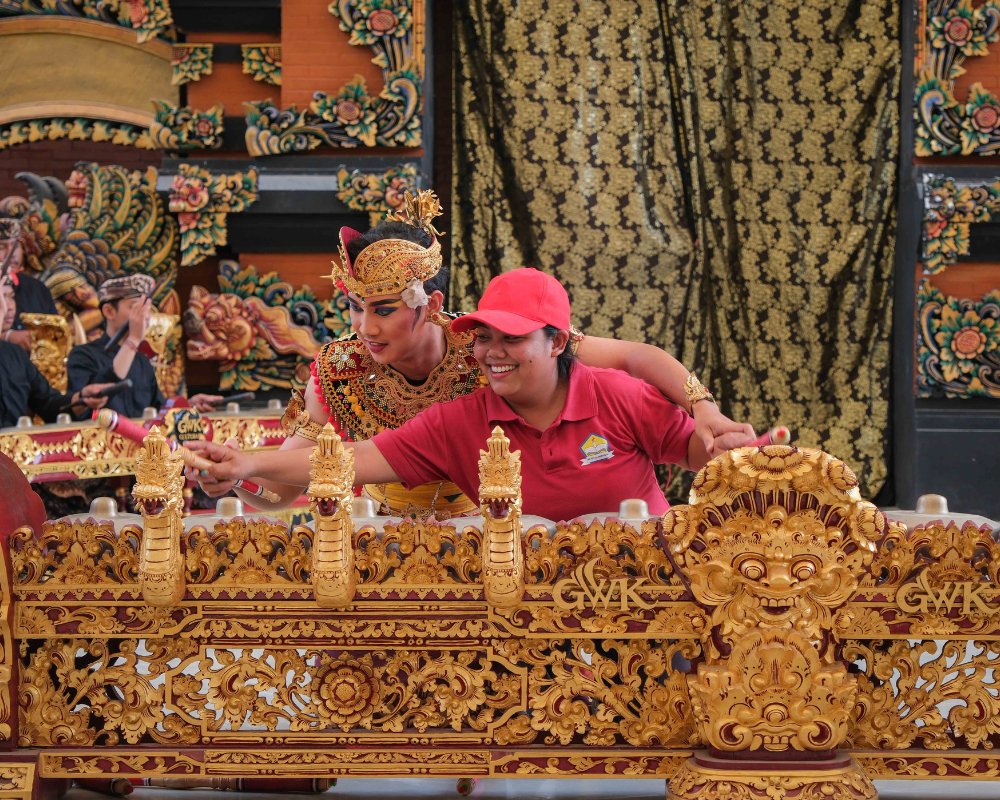 Guru Pendamping Sekolah Dasar belajar memainkan alat musik Tradisional di Amphitheatre GWK Cultural Park