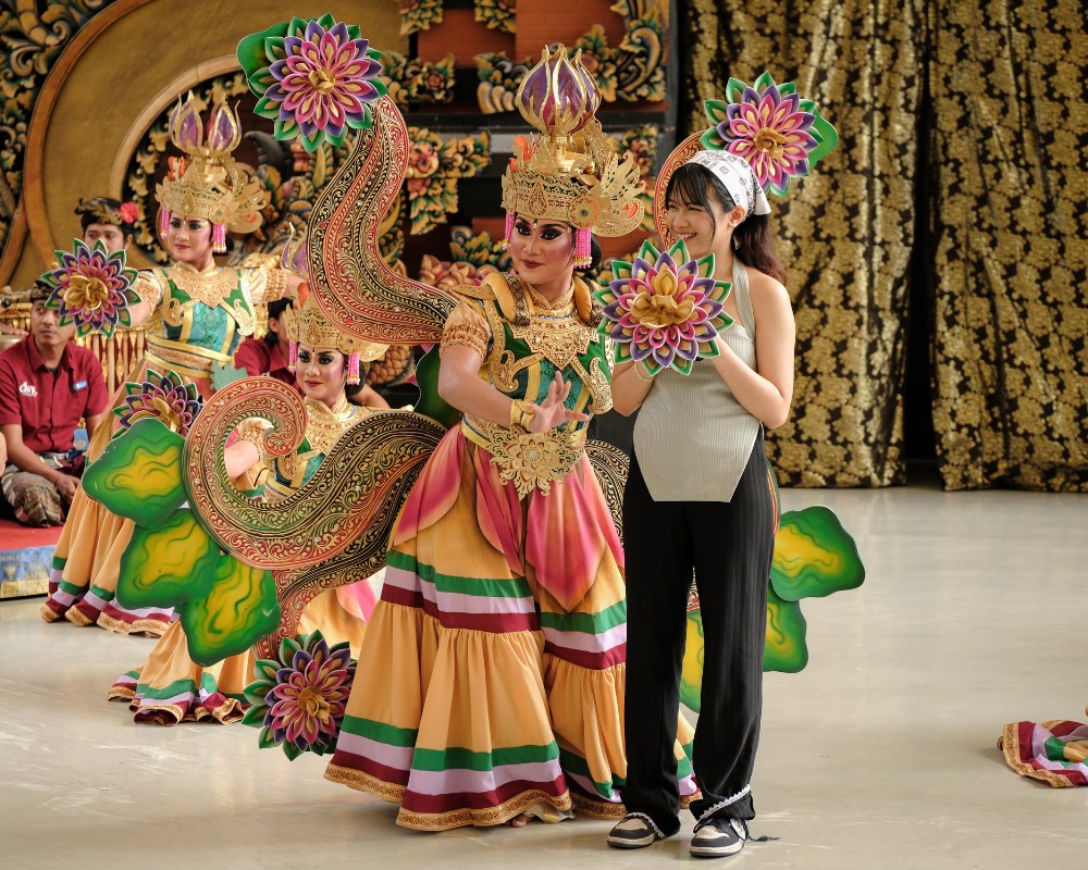 Menikmati Kekayaan Seni Tari dan Tradisi Bali, seperti Tari Sekar Nirwarna di Amphitheater