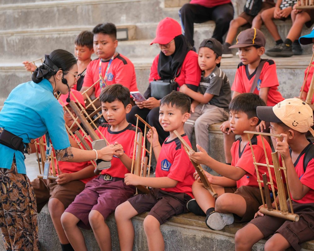 Para Siswa_i SD 8 Jimbaran di Amphitheater (2)
