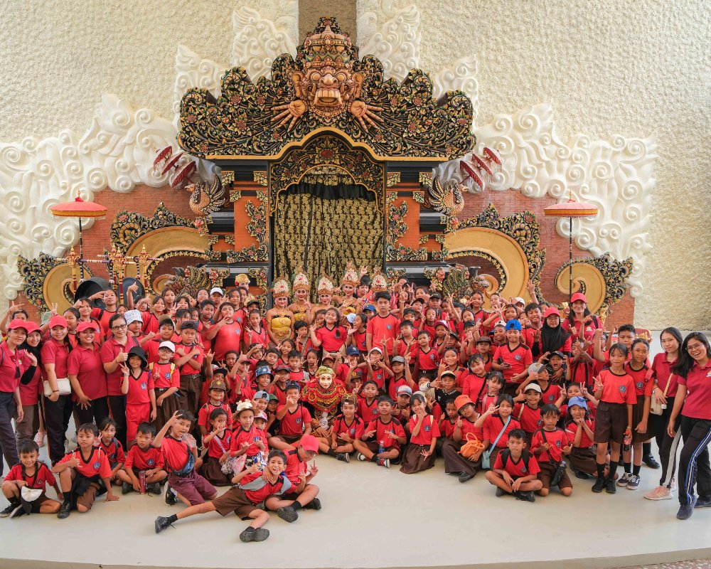 Para Siswa_i SD 8 Jimbaran di Amphitheater (6)