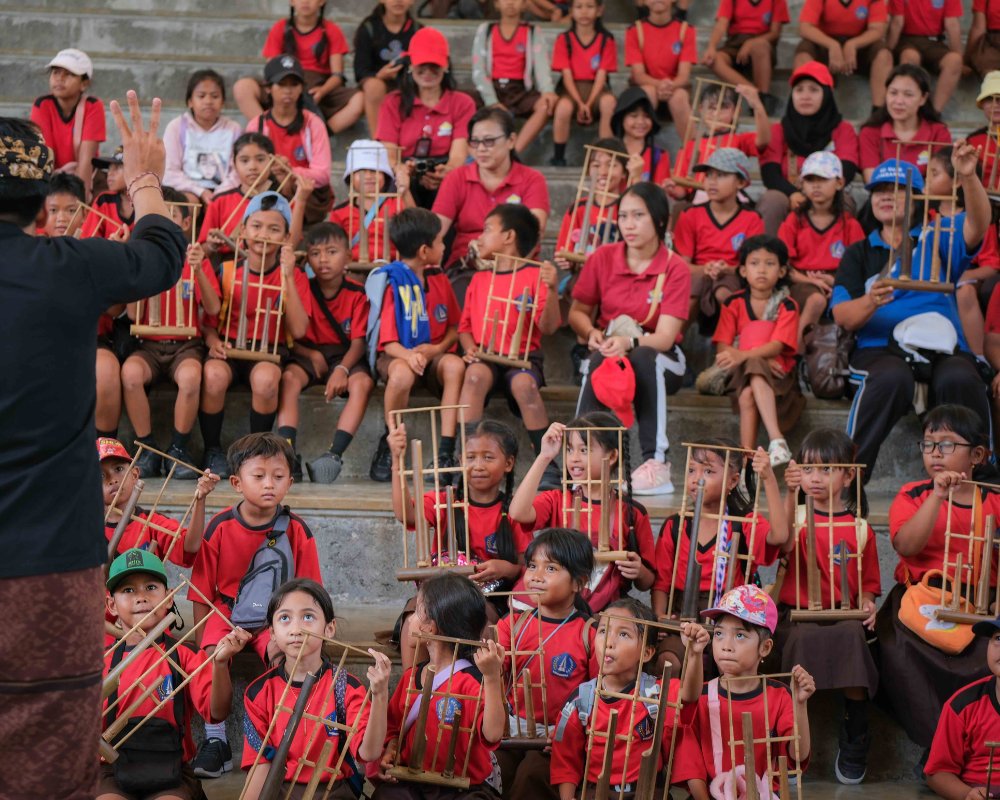 Para Siswa_i SD 8 Jimbaran di Amphitheater