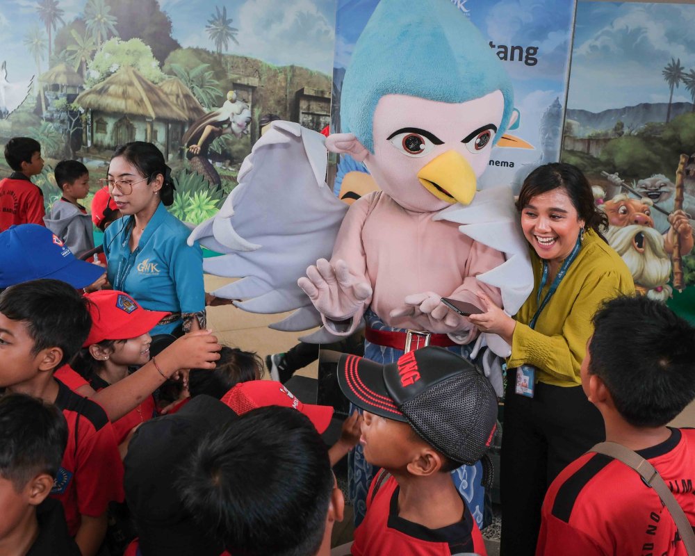 Para Siswa_i SD 8 Jimbaran di Garuda Sineloka bersama Maskot Garuda Cilik