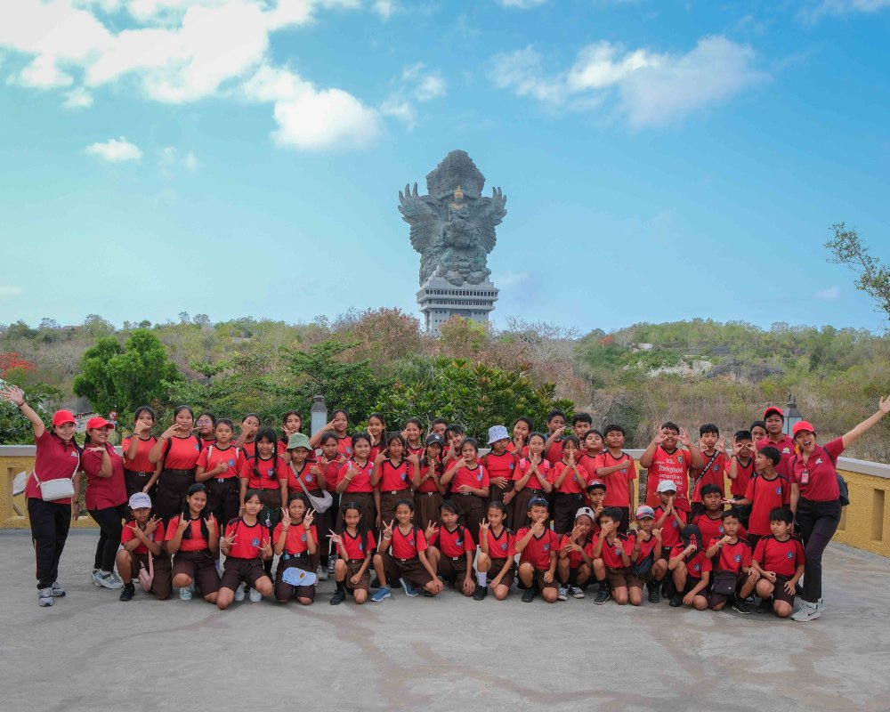 Para Siswa_i SD 8 Jimbaran di Plaza Wisnu, GWK Cultural Park pada 25 Oktober 2024
