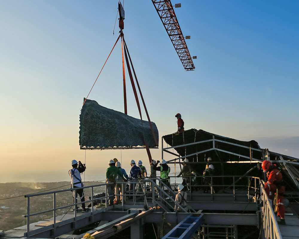 modul patung GWK dipasang satu per satu dengan bantuan crane