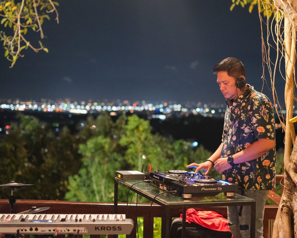 jendela bali, a restaurant with live music
