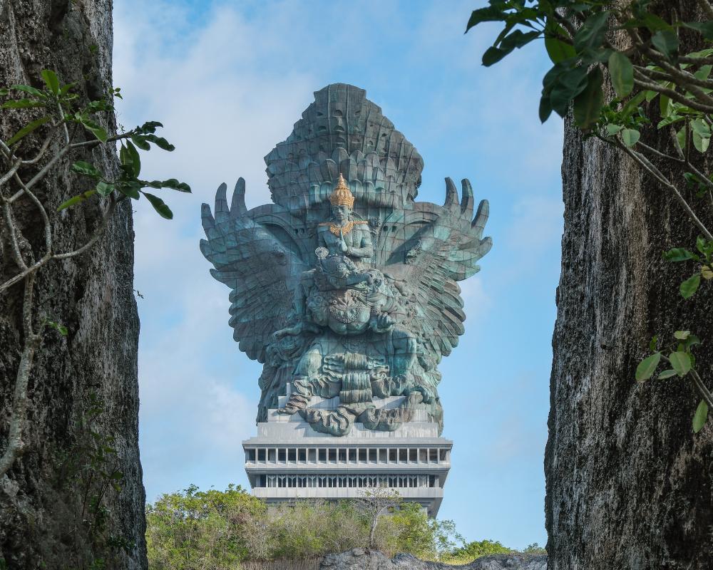 tinggi patung gwk
